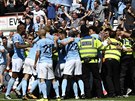 OSLAVY S FANOUKY. Rozhodující gól slavili hrái Manchesteru City s vlastními...