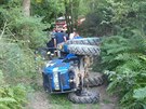 Dva lidé se zranili pi pevrácení traktoru u Tkova na Rokycansku