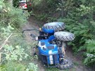 Dva lidé se zranili pi pevrácení traktoru u Tkova na Rokycansku