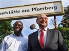 Lídr nmecké sociálndemokratické strany SPD Martin Schulz (vpravo) a poslanec...