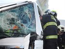 Vážná nehoda pěti kamionů v ulici Kbelská v Letňanech