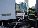Vážná nehoda pěti kamionů v ulici Kbelská v Letňanech