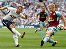 Stelec Tottenhamu Harry Kane trefuje obránce Burnley Ben Mee.