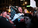 Trumpovi píznivci a odprci se stetli bhem Trumpova mítinku ve Phoenixu (23....