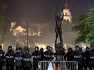 Policie pouila na rozehnání protestujících bhem Trumpova mítinku ve Phoenixu...