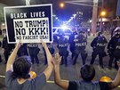 Policie pouila na rozehnání protestujících bhem Trumpova mítinku ve Phoenixu...