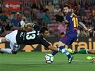 Lionel Messi stílí v zápase proti Betisu.