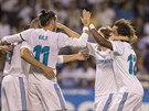 Gareth Bale slaví spolu se spoluhrái z Realu Madrid gól do sít Deportiva.