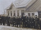 Dobov fotografie z obce, kter pochz z doby kolem roku 1900.