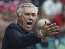 KOU V AKCI. Carlo Ancelotti, trenér fotbalist Bayernu Mnichov, gestikuluje v...