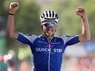 V CÍLI S RUKAMA NAD HLAVOU. Francouzský cyklista Julian Alaphilippe vyhrál...