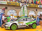 Jan Kopecký a Pavel Dresler slaví triumf na Barum rallye.
