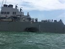 Americký torpédoborec John S. McCain po sráce s obchodní lodí nedaleko...