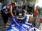 Obyvatelé Barcelony s transparenty Nemáme strach demonstrují pi mírovém...