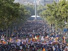 Obyvatelé Barcelony s transparenty Nemáme strach a kvtinami demonstrují pi...