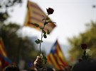 Obyvatelé Barcelony s transparenty a kvtinami demonstrují pi mírovém pochodu...