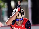 Vítzné gesto Vincenza Nibaliho v cíli 3. etapy Vuelty.
