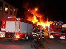 Deset jednotek hasi�� hasilo po��r haly v Praze 10 (24.8.2017)