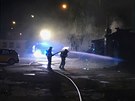 Deset jednotek hasi�� hasilo po��r haly v Praze 10 (24.8.2017)