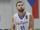 �eský basketbalový reprezentant Martin K�í� p�i st�elb� trestného hodu