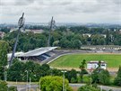Zpadn tribuna souasnho stadionu v Hradci Krlov (zcela vlevo) se jet...