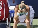 Hlava v dlaních. Tereza Martincová se trápila v prvním kole tenisového US Open.