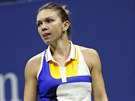 Simona Halepová z Rumunska bhem prvního kola US Open proti Rusce Marii...