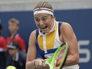 Lotyka Jelena Ostapenková se opírá do míku v prvním kole.US Open proti...