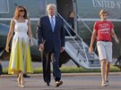 Donald Trump, jeho manelka Melania a syn Barron po vystoupení z letadla Air...