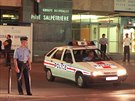 Policie u nemocnice Pitie-Salpetriere, kam pevezli princeznu Dianu po...