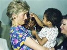 Princezna Diana si hraje s HIV pozitivní holikou (Sao Paulo, 24. dubna 1991).