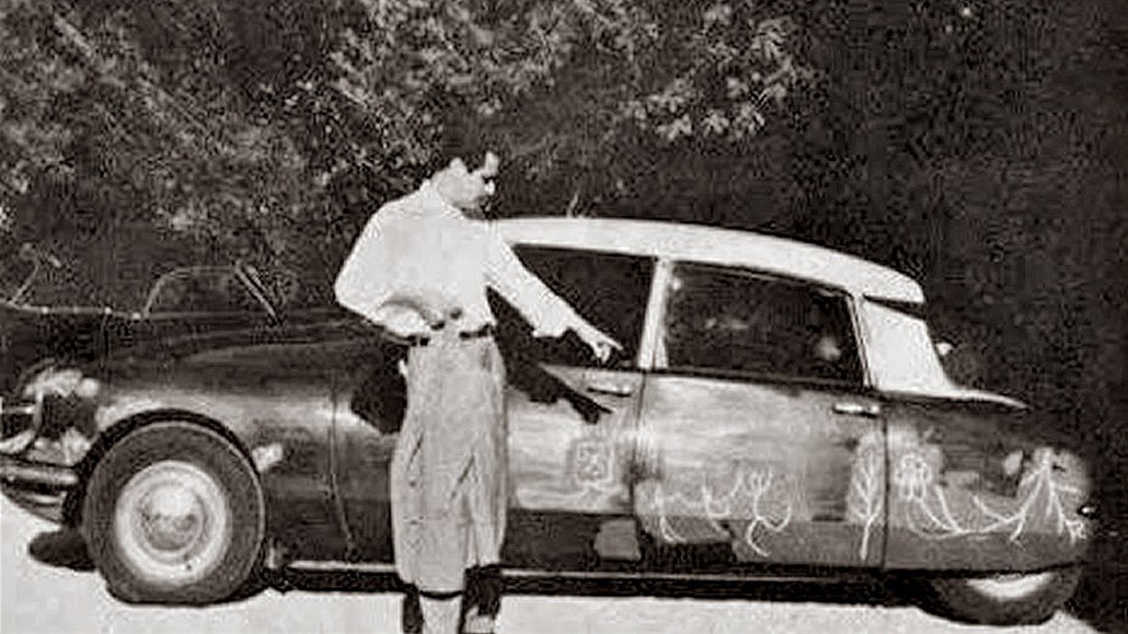 Manuel Mejido s obrazem Girlanda míru, který na Citroën DS namaloval Pablo Picasso.