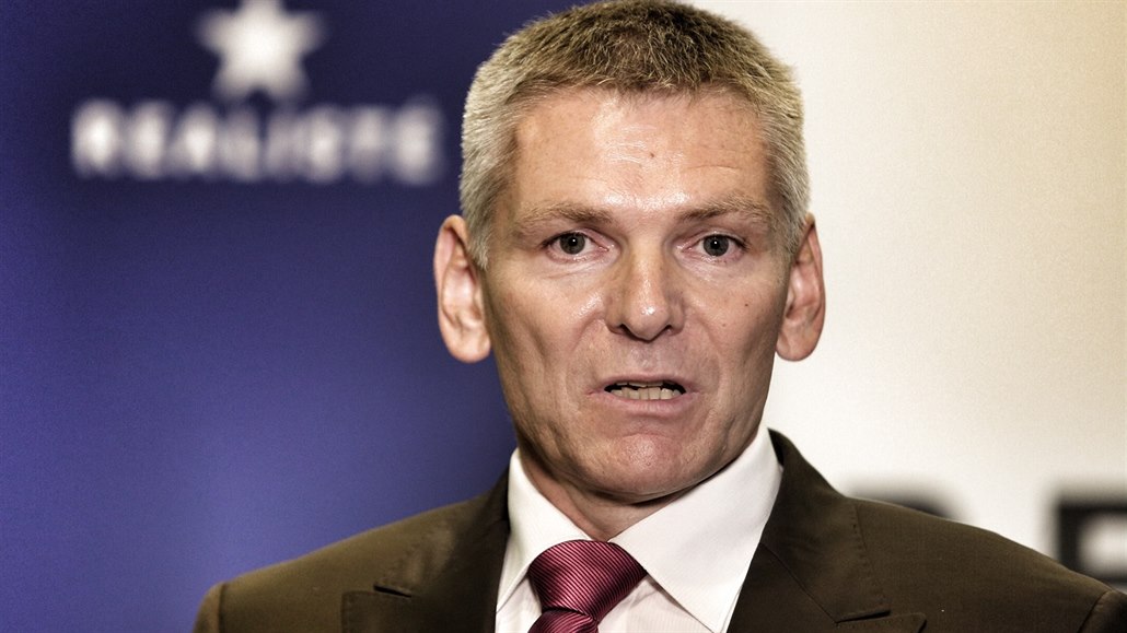 Ji�í Hynek, �éf Asociace obranného pr�myslu, zvít�zil v �estém dílu Otázky pro prezidenta