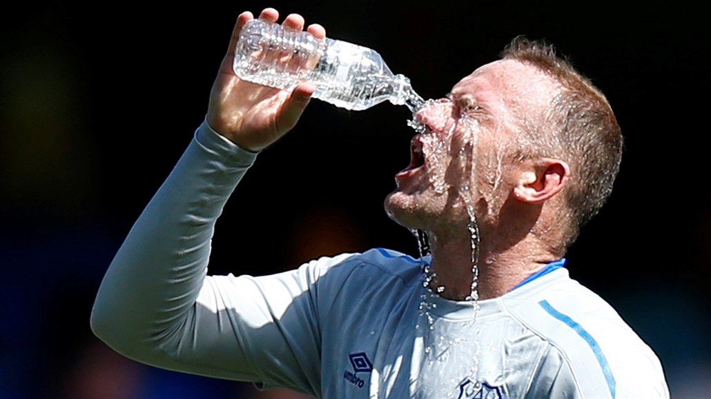 Wayne Rooney se osvěžuje v utkání proti Chelsea