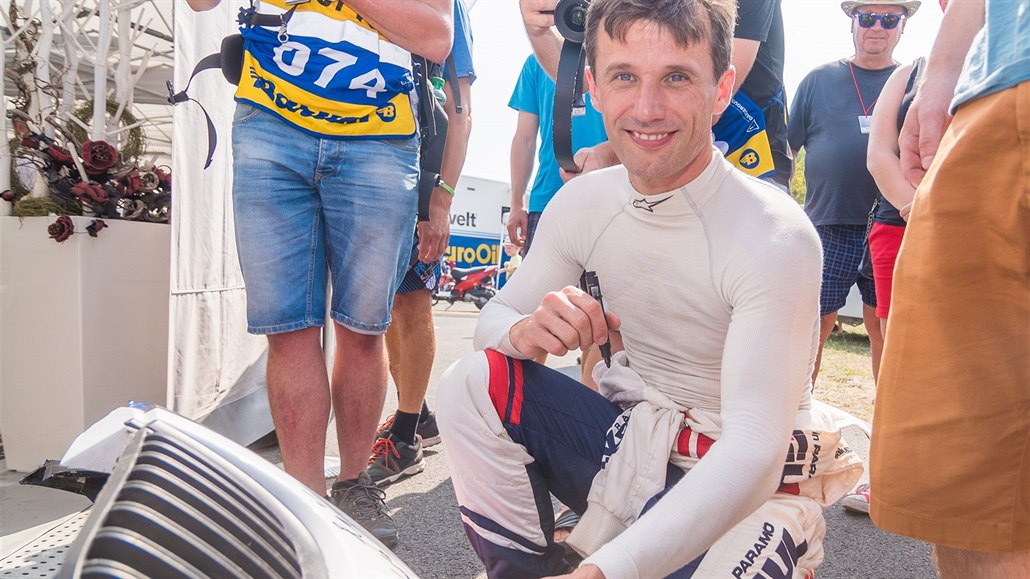 Roman Kresta se podepisuje fanou�k�m.