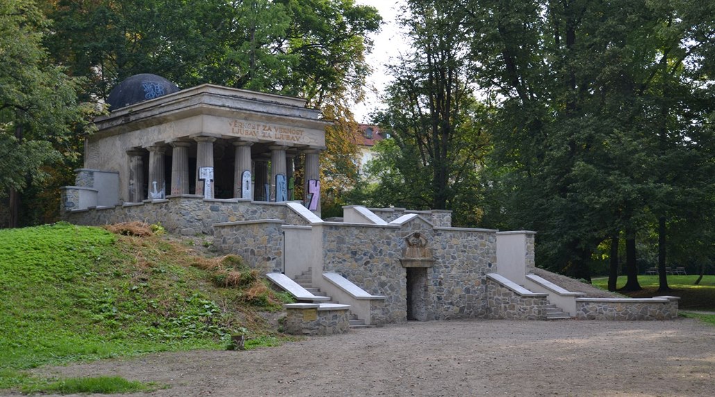 Jihoslovanské mauzoleum v olomouckých Bezručových sadech z roku 1926 po dokončení první etapy oprav. Jde o památku, jež ukrývá ostatky 1200 jugoslávských vojáků z první světové války.