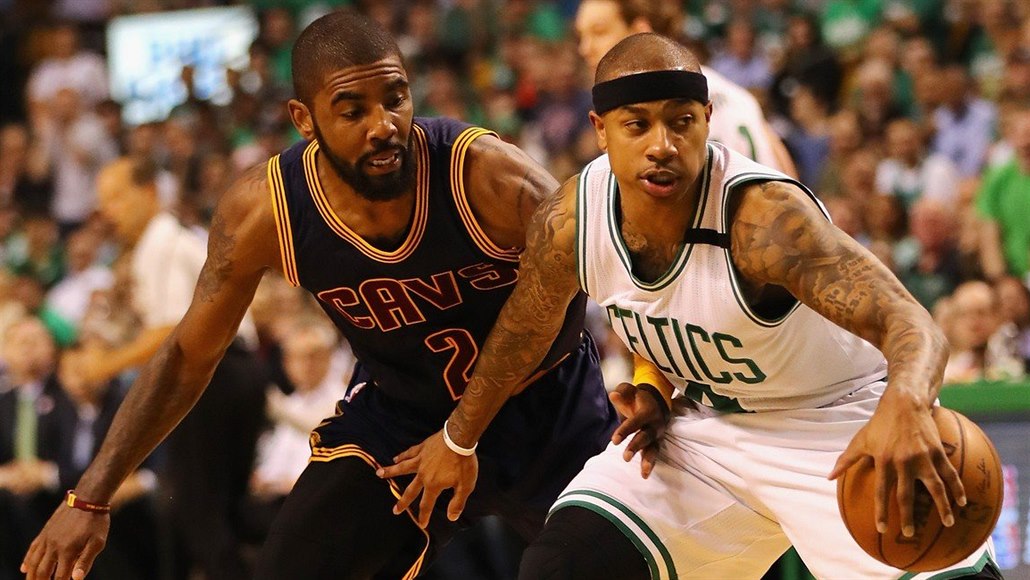 Isaiah Thomas (vpravo) je�t� v dresu Bostonu bojuje s Kyriem Irvingem,...