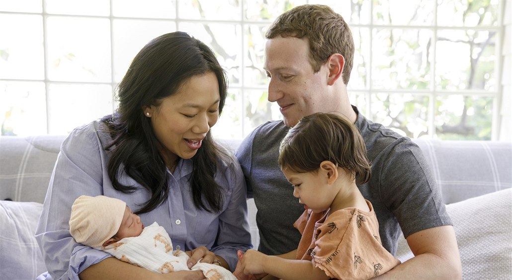 Mark Zuckerberg, jeho man�elka Priscilla a jejich dcery Maxima a August, která...