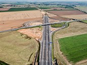 Nový úsek dálnice D11 u Hradce Králové (18. srpna 2017), navázat by na nj mlo...