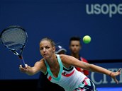 V akci. Česká tenistka Karolína Plíšková odehrává míček v prvním kole US Open.