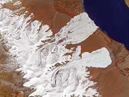 V ervenci 2016 se utrhla obrovská ást ledovce v horách nad tibetským jezerem...