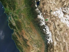 Úbytek snhové pokrývky pohoí Sierra Nevada v americké Kalifornii.