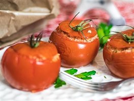 Zapečená rajčata s kuskusem a balkánským sýrem