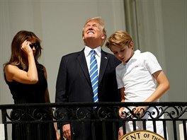 Trump se ve společnosti své ženy Melanie a syna Barrona podíval přímo do...