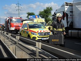 Váná nehoda pti kamion v ulici Kbelská v Letanech