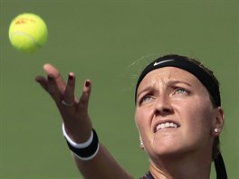 Petra Kvitov servruje v prvnm kole tenisovho US Open.