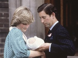 Princezna Diana, princ Charles a princ William pi odchodu z porodnice (Londýn,...