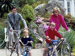 Princ Charles, princezna Diana, princ Harry a princ William (Tresco, 1. ervna...