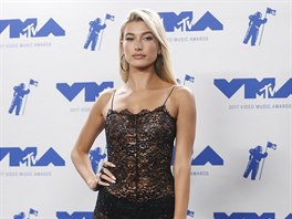 Modelka Hailey Baldwinová na MTV Video Music Awards (Inglewood, 27. srpna 2017)