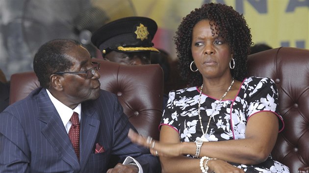 Robert Mugabe a jeho ena Grace na prezidentovch narozeninch ve mst Masvingo (27. nora 2016)